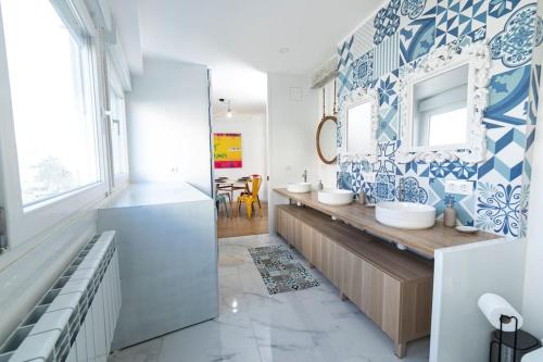 维戈Amplio piso de diseño .的浴室设有2个水槽和镜子
