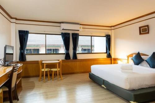 查汶新别墅酒店的一间卧室配有一张床、一张桌子和一张桌子