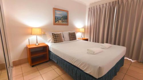 黄金海岸K Resort Surfers Paradise Apartments的一间卧室配有一张床,上面有两条毛巾