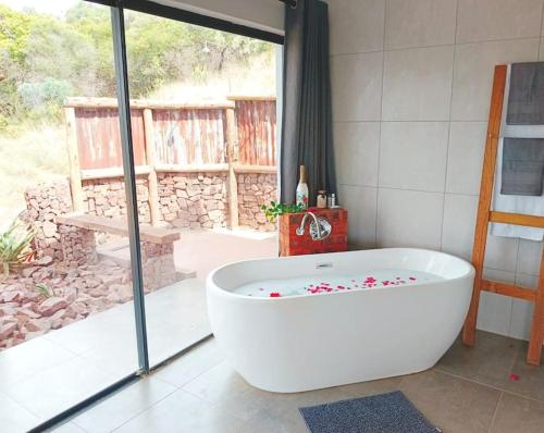 比勒陀利亚Rocky Road Mountain Lodge的窗户客房内的白色浴缸
