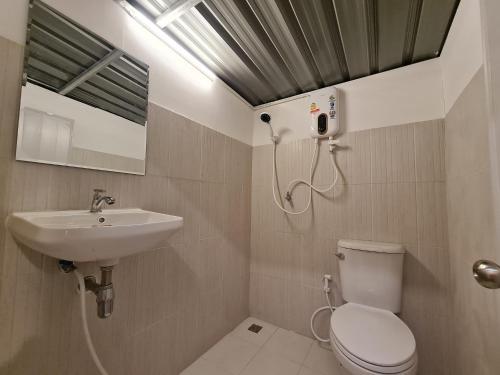 佛丕SB Inn的一间带水槽、卫生间和镜子的浴室