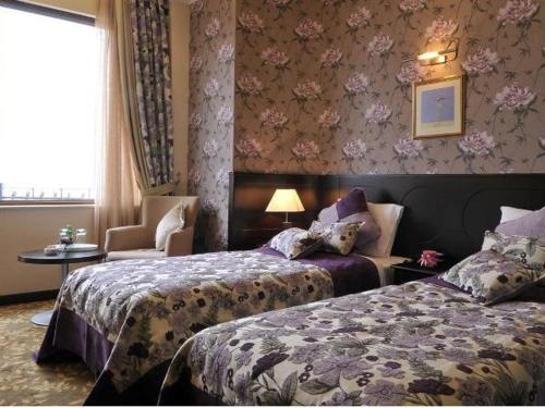 巴库里维埃拉酒店的酒店客房设有两张床和窗户。