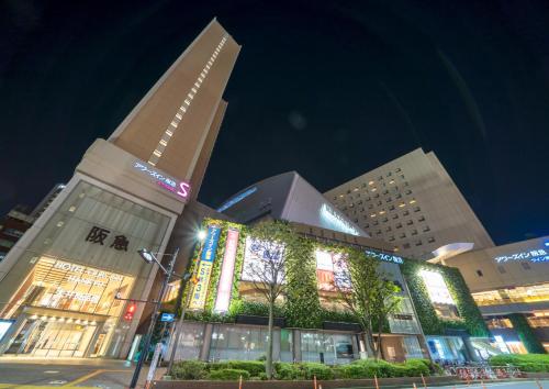东京阪急旅馆的一座在晚上有灯的大建筑