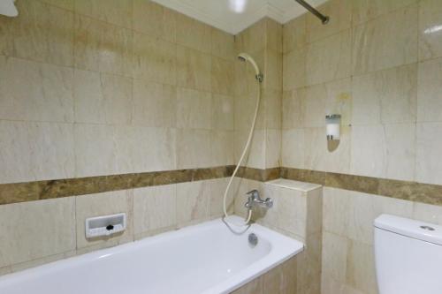 雅加达Hotel Kaisar的带淋浴、水槽和卫生间的浴室
