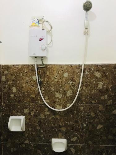 爱妮岛Queen's Room Rental 3的一间带淋浴的浴室,配有两个小便器