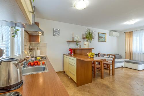 安卡兰House In The Vineyards - Happy Rentals的厨房配有水槽和带桌面的桌子