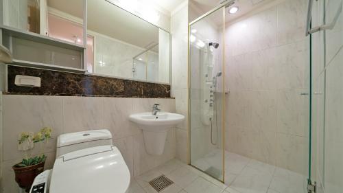 龙仁市Museum Stay的浴室配有卫生间、淋浴和盥洗盆。