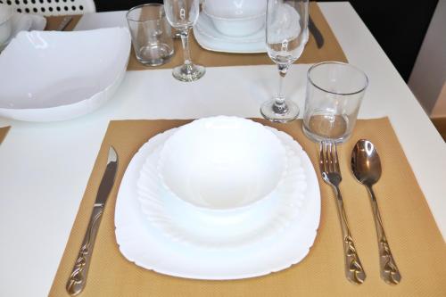 阿布扎比ZAPBED House - Luxury Holiday Homes in Yas Island的桌上的白板,带眼镜和银器