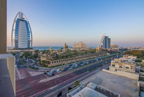 迪拜Burj Al Arab View - 1BR in MJL Lamtara 1- Sea View 703的享有拥有建筑和高速公路的城市美景