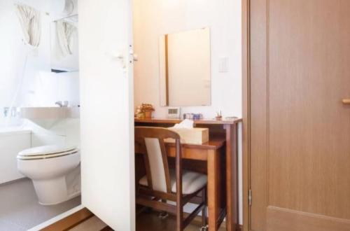 大津Alvilla Omi Maiko - Vacation STAY 14692v的浴室配有带卫生间和水槽的书桌。