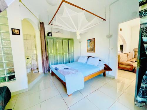 迭戈苏瓦雷斯Régina Lodge Diégo Suarez Madagascar的卧室配有一张床