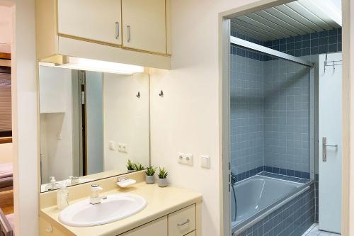 茨魏布肯Fully Equipped Apartment的浴室配有盥洗盆和浴缸。