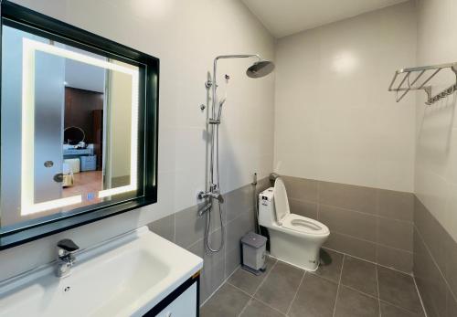 Trai MatDalat Eco House的浴室配有卫生间、盥洗盆和淋浴。