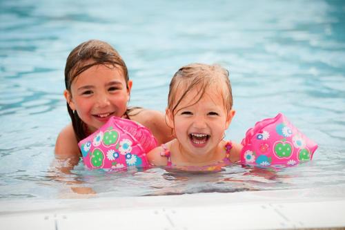 圣皮耶尔基贝龙Camping Park Er Lann的两个小女孩在游泳池里