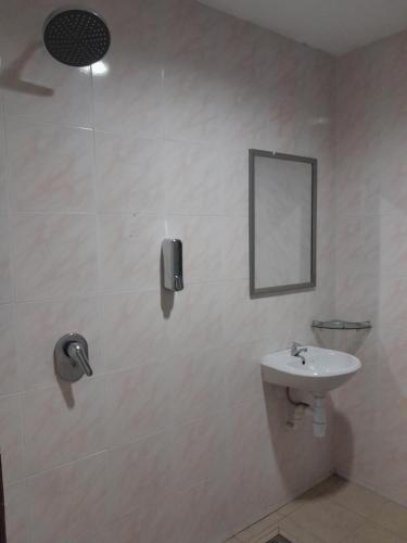 怡保The great的白色的浴室设有水槽和镜子