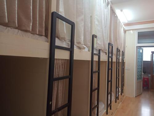 大叻New Sleep in Dalat Hostel的宿舍间的一排双层床
