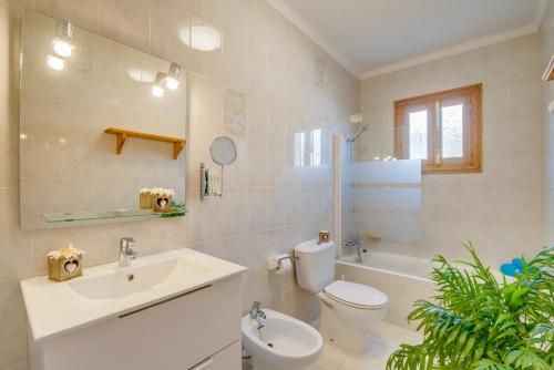 科洛尼亚圣霍尔迪Ideal Property Mallorca - Tobalu的浴室配有盥洗盆、卫生间和浴缸。