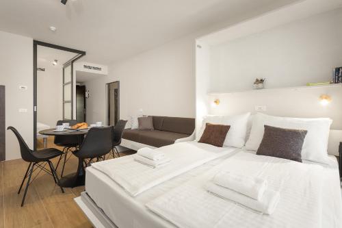 普拉Residence Del Mar Emotion的一间带白色大床的卧室和一间客厅