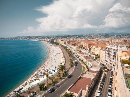 尼斯Escale de Nice的享有海滩的空中景色,设有建筑和海洋