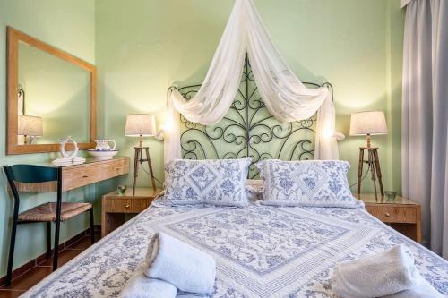 阿迪斯普普伦卡勒尔基公寓式酒店的一间卧室配有一张带天蓬的大床