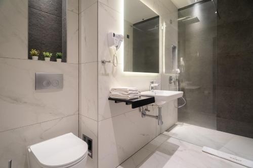 诺维萨德Hotel Element的浴室配有卫生间、盥洗盆和淋浴。
