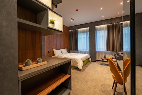 诺维萨德Hotel Element的配有一张床和一张书桌的酒店客房