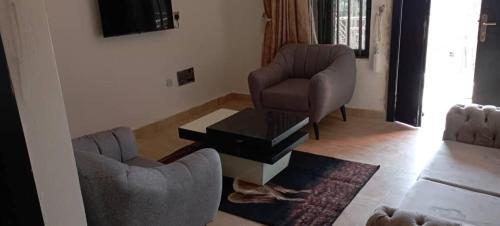 阿沙巴Remarkable 2-Bed Apartment in Asaba的客厅配有两把椅子和一张茶几