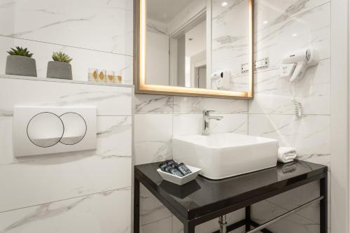 普拉Residence Del Mar Emotion的白色的浴室设有水槽和镜子