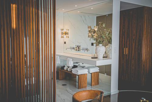 圣托·蒂尔索Quinta de Silvalde的浴室配有水槽和毛巾及桌子