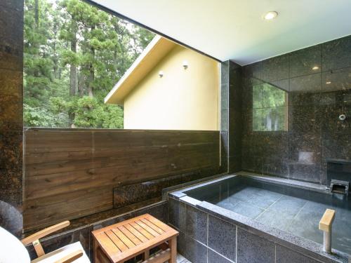 箱根箱根翠松园酒店的窗户客房内的浴缸