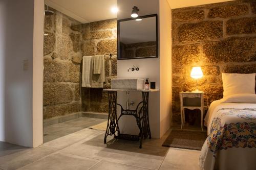 MeinedoCasa da Portela - Sem Igual的浴室设有床、水槽和镜子