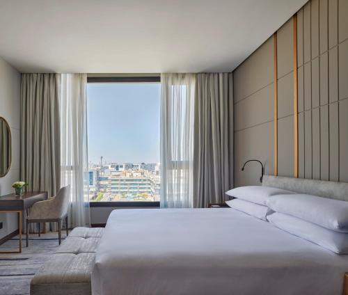 十月六日城Crowne Plaza - West Cairo Arkan, an IHG Hotel的酒店客房设有一张床和一个大窗户