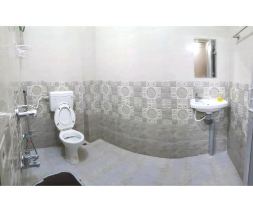 布莱尔港Aqua Horizon的一间带卫生间和水槽的浴室