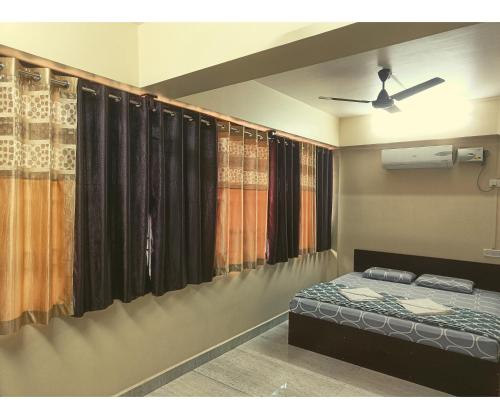布莱尔港Aqua Horizon的一间卧室配有一张床和吊扇