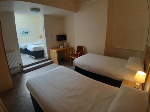 利物浦汉诺威酒店&麦卡特尼酒吧的酒店客房配有两张床和一张书桌