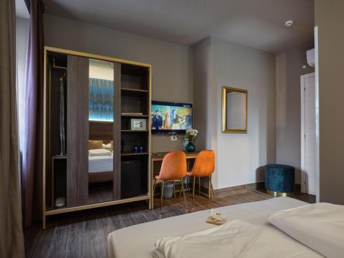 维罗纳Hotel Giulietta的酒店客房带一张床、一张桌子和椅子