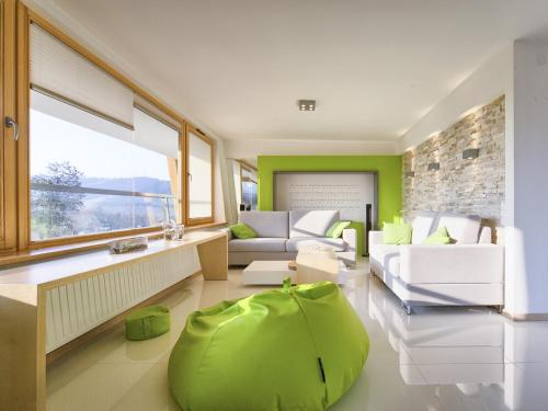 扎科帕内VisitZakopane - Aquapark Residence Lux Apartment的客厅配有大型绿色搁脚凳