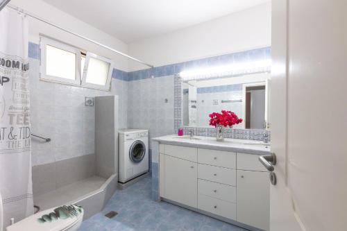 阿迪斯普普伦Family big apartment with sea view 2-5 people的白色的浴室设有水槽和洗衣机。