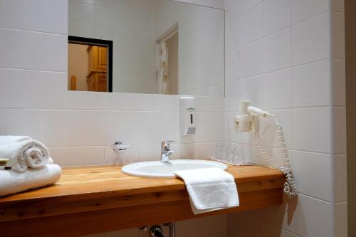 索内纳尔佩·纳斯费尔德马西乌斯阿尔卑斯酒店的一间带水槽和镜子的浴室