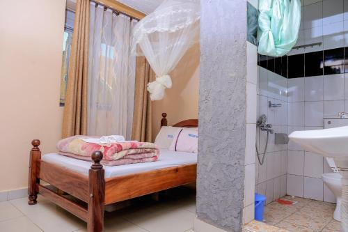 坎帕拉Precise Motel的小型浴室设有小床和水槽