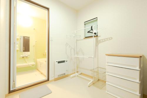 旭川STAY IN ASAHIKAWA99的带淋浴和镜子的白色浴室