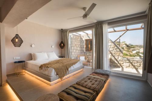 阿莫皮Aegean Village Beachfront Resort的一间卧室设有一张床和一个大窗户