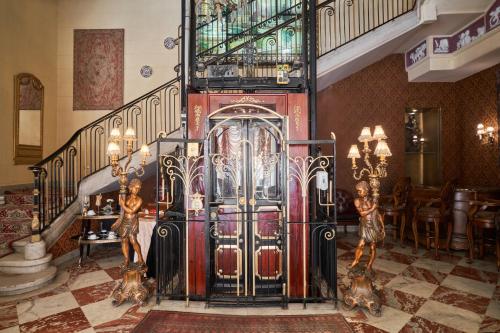 亚历山大Le Metropole Luxury Heritage Hotel Since 1902 by Paradise Inn Group的大堂设有楼梯和大金属门