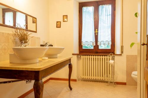蒙特普齐亚诺波利赞那圣贝别墅的浴室设有木台上的两个盥洗盆