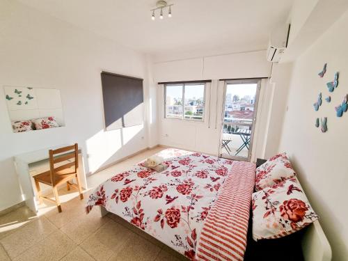 拉纳卡City View Rooms的一间卧室配有一张床、一张书桌和窗户。