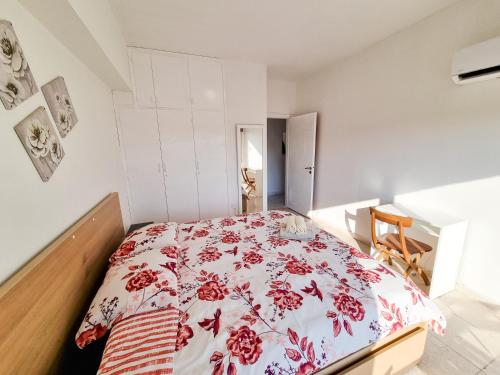 拉纳卡City View Rooms的一间卧室配有一张带红白毯子的床