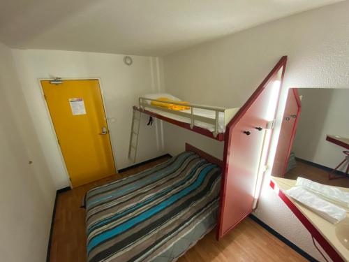 阿尔比阿尔比克莱斯艾蔻酒店的小房间设有双层床和黄色门