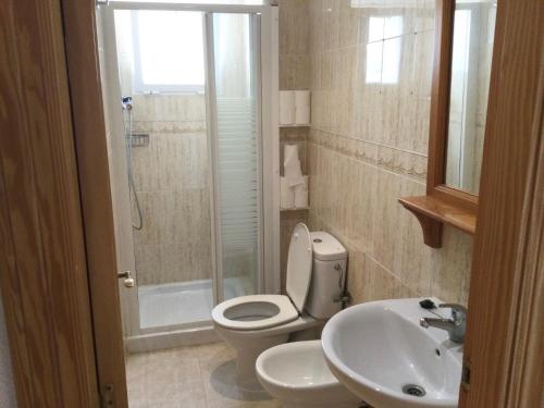 贝利雷瓜尔德Montgo 2 Bellreguard的浴室配有卫生间、盥洗盆和淋浴。