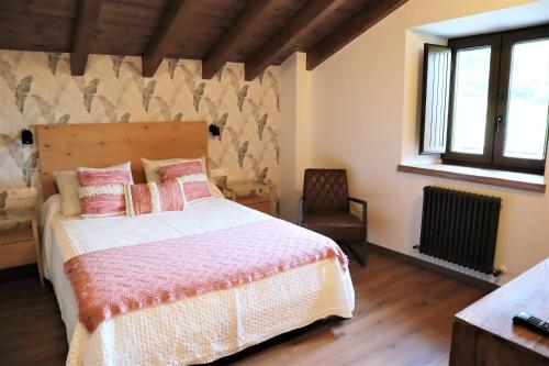 雷凯蒂奥Eguen Goiko的一间卧室配有一张粉色和白色床单。