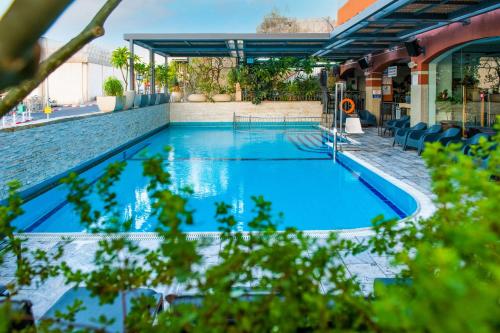 埃拉特埃拉特舒适酒店的大楼里的一个大型蓝色游泳池